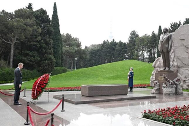 Latviya Prezidenti Fəxri və Şəhidlər xiyabanlarında – Fotolar