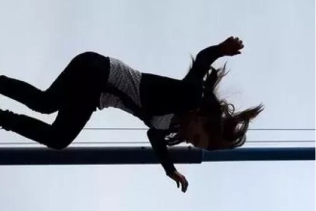 Sumqayıtda FACİƏ: Anası ölən məktəbli qız binadan yıxıldı, sağ qaldı