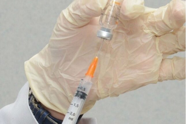 İLK DƏFƏ: Xəstəyə xərçəng peyvəndi vuruldu