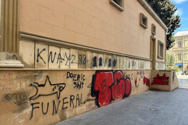 Nizami Kino Mərkəzinin divarlarına qraffiti çəkən şəxslərin ADLARI