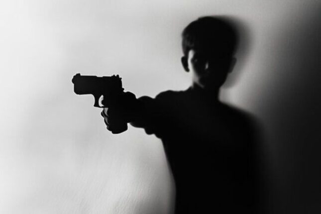 Dərsə getmək istəməyən yeniyetmə atasını güllələdi