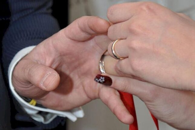 Gələcək qaynanasının qızıllarını oğurlayıb özünə nişan mərasimi keçirdi