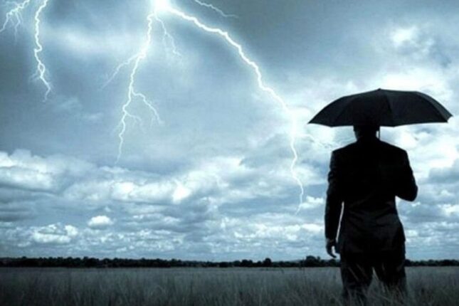 Belə havada telefonla danışmayın!