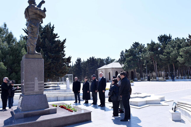 Sumqayıtda Aprel şəhidlərinin xatirəsi anıldı – Fotolar