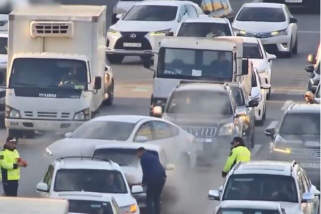 Avtomobil yolun ortasında yandı – Video