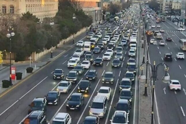 Bakının bir sıra yollarında tıxac yaranıb