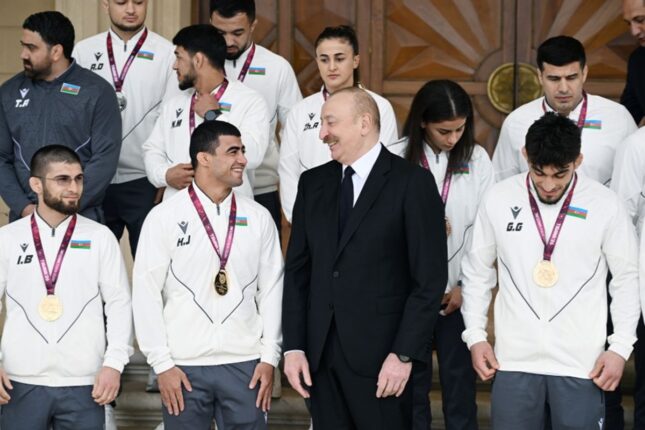 Prezident çempion güləşçiləri qəbul etdi – Fotolar