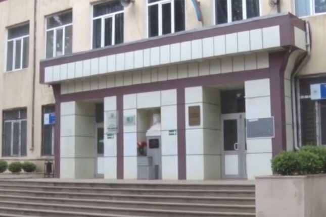 Bakıda şagird məktəbdə özünə xəsarət yetirdi – Video