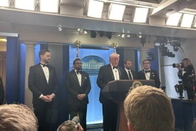 Trampın tədbirində atəş açıldı- Özü və xanımı təcili təxliyə olundu – VİDEO