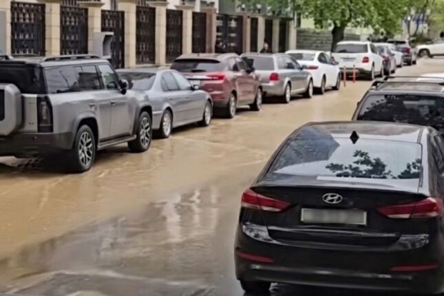 Bakıda boru partladı, küçəni su basdı – VİDEO