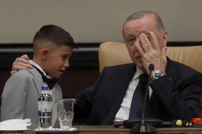 Ərdoğan göz yaşlarını saxlaya bilmədi – Video