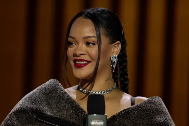 Rihanna müəlliminə görün nə hədiyyə etdi – Foto