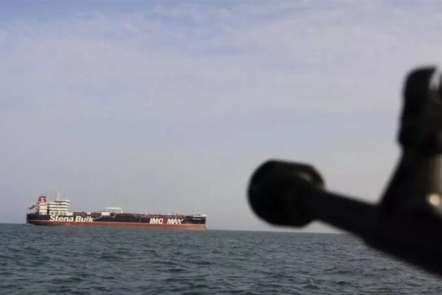 “Hörmüz boğazını keçməyə çalışan iki ticarət gəmisi atəşə tutulub” – “Reuters”