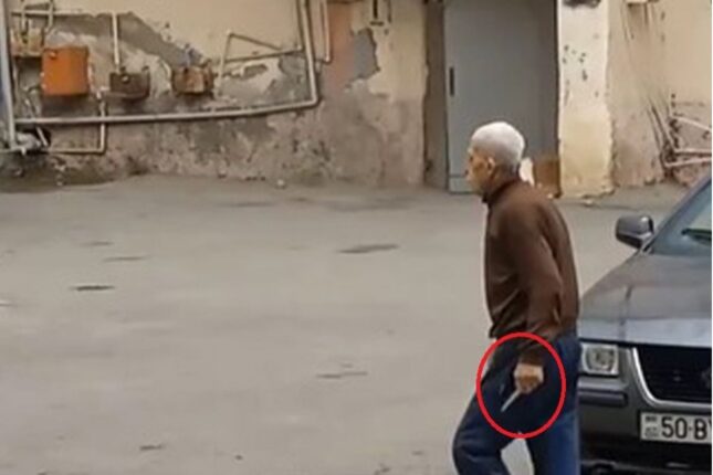 “Hər gün əlində bıçaqla həyətdə oynayan uşaqlara hücum çəkir” – Video