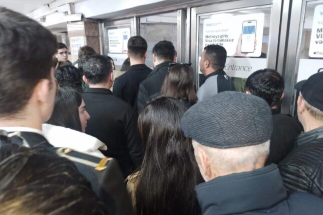 Metroda sıxlıq pik həddə: Qatarlara minmək müşkülə çevrilib