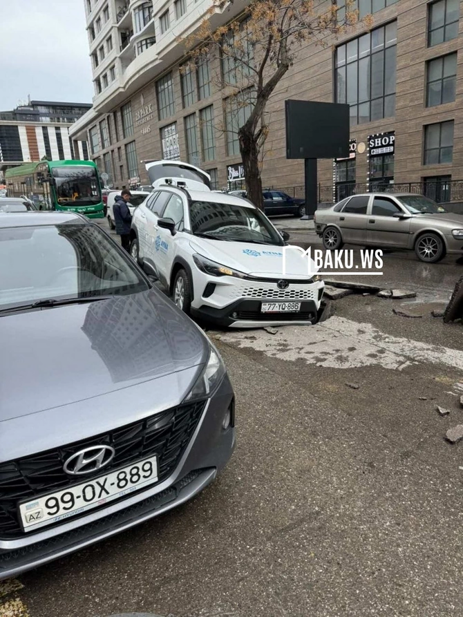 Bakıda asfalt çöküb, AYNA-nın avtomobili çuxura düşüb – FOTO