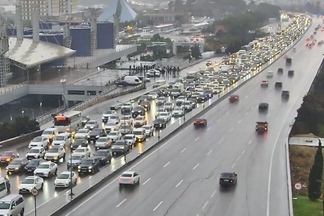 Yağışlı Bakının tıxaclı yolları – SİYAHI