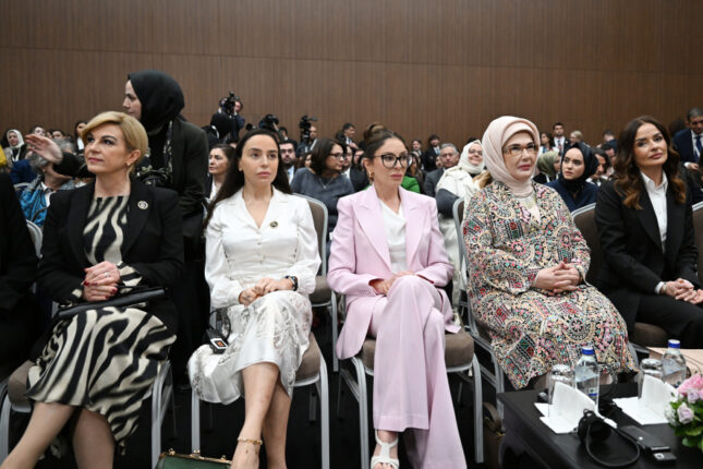 Mehriban Əliyeva qızı ilə Antalyada panelə qatıldı – Fotolar