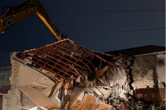Keşlədə kollektorda qəzaya səbəb olan ev sökülüb, Eldar Əzizov və Zaur Mikayılov ərazidə olublar