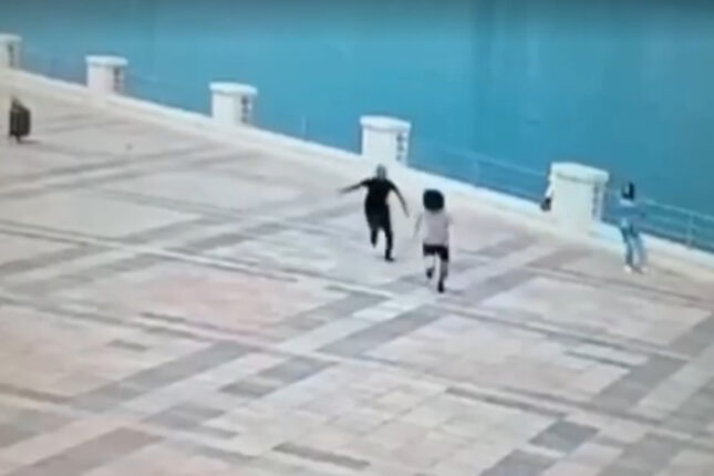 Bulvarda qıza qarşı iyrənc cinayətin görüntüləri yayıldı – Video Bulvarda qıza qarşı iyrənc cinayətin görüntüləri yayıldı – Video