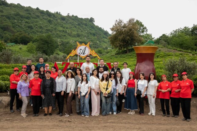 Jurnalistlər üçün çay plantasiyasına mediatur təşkil olunub – FOTO