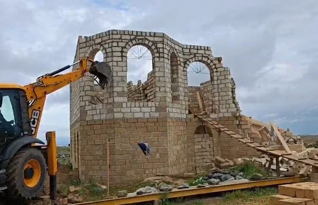 FHN Gəncədəki qanunsuz tikilini sökdü – Video