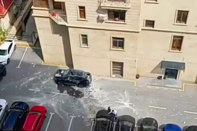 “28 May”da binanın üzlüyü maşınların üstünə töküldü – VİDEO “28 May”da binanın üzlüyü maşınların üstünə töküldü – VİDEO