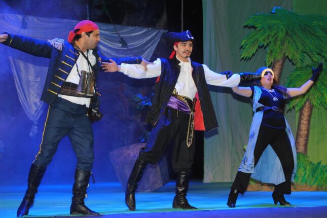 Sumqayıt Teatrından uşaqlara sürpriz-FOTO Sumqayıt Teatrından uşaqlara sürpriz-FOTO