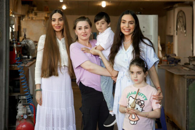 Leyla və Arzu Əliyevalar onun emalatxanasına baş çəkdilər – Fotolar Leyla və Arzu Əliyevalar onun emalatxanasına baş çəkdilər – Fotolar