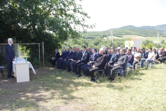 İcra başçısı kölgədə əyləşdi, vətəndaşları günün altında saxladı – FOTO