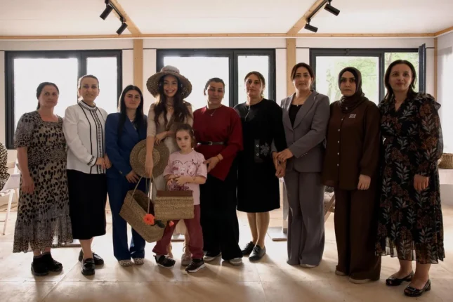 Leyla Əliyeva Masallıda həsirçiliklə məşğul olan qadınlarla görüşüb Leyla Əliyeva Masallıda həsirçiliklə məşğul olan qadınlarla görüşüb