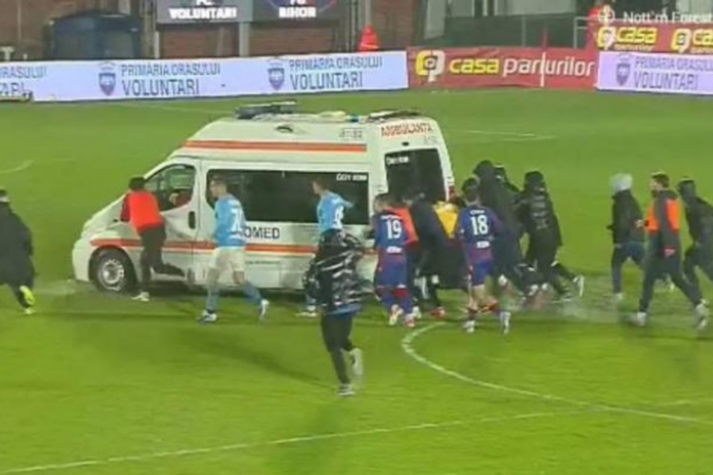 Təcili yardım maşını stadionun palçığında batdı – Video