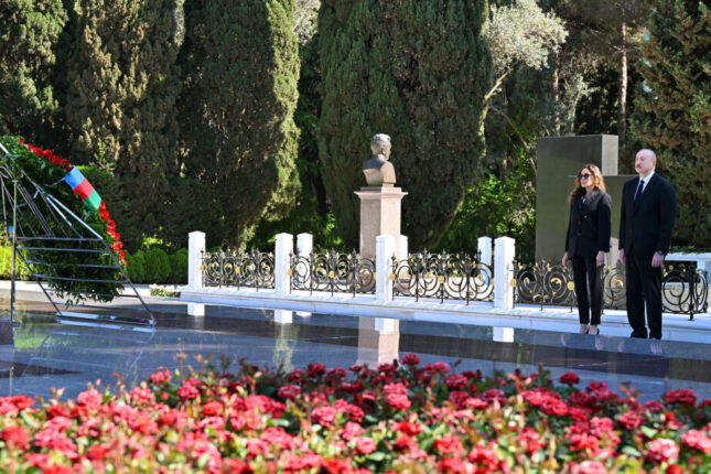 Prezident və birinci xanım Fəxri xiyabanda Heydər Əliyevin məzarını ziyarət ediblər – VİDEO – FOTO