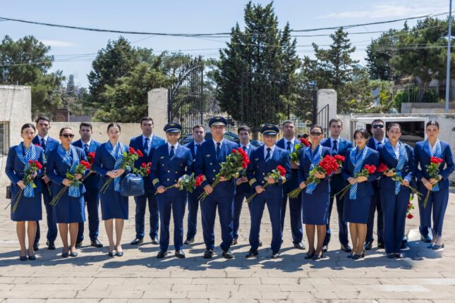 AZAL heyəti Milli Qəhrəman Hökumə Əliyevanın məzarını ziyarət edib — FOTOLAR