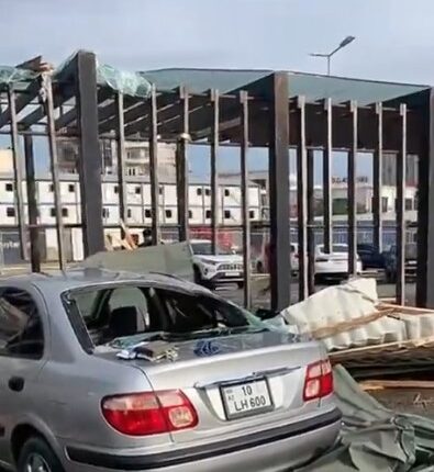 “Bravo”nun dam örtüyü avtomobillərin üzərinə aşdı – Video
