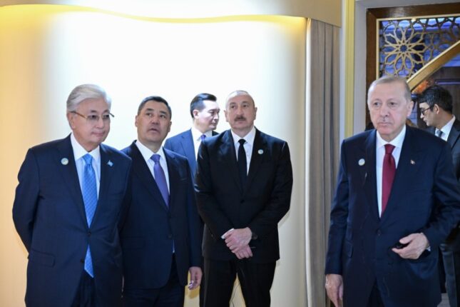 Prezident həmkarları ilə Türküstanı gəzdi – Fotolar Prezident həmkarları ilə Türküstanı gəzdi – Fotolar