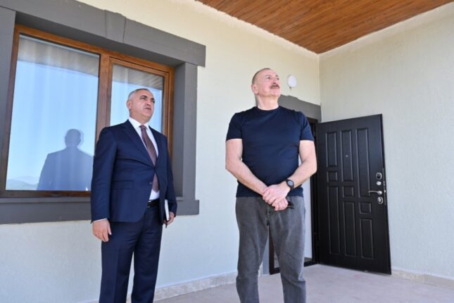 Prezident hərbçilərin evlərində oldu – FOTOLAR