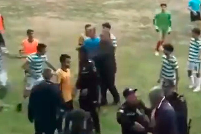 Azərbaycan çempionatında azarkeşlər futbolçuları döyməyə çalışdı – Video Azərbaycan çempionatında azarkeşlər futbolçuları döyməyə çalışdı – Video