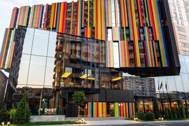 “DOST İş Mərkəzi” adı 40 milyonluq qalmaqala qarışmış şəxsdən ofis icarəyə götürüb- ARAŞDIRMA