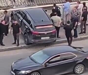 Bakıda qəribə qəza: “Cip” evin damına çırpıldı – VİDEO
