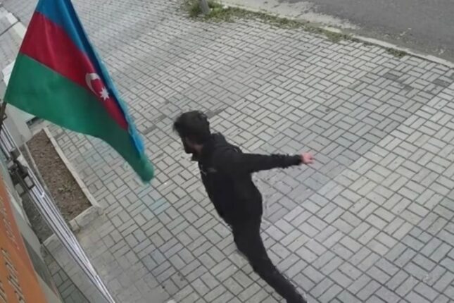 Bayrağa hörmətsizlik etdi, polis hərəkətə keçdi – VİDEO