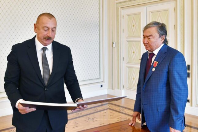 İlham Əliyev Oljas Süleymenovu təbrik etdi