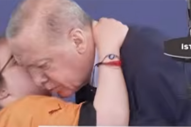 Hamı bundan danışır: Ərdoğanı elə qucaqladı ki… – VİDEO Hamı bundan danışır: Ərdoğanı elə qucaqladı ki… – VİDEO