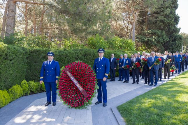 AZAL kollektivi və mülki aviasiyanın digər nümayəndələri Fəxri xiyabanı ziyarət edib AZAL kollektivi və mülki aviasiyanın digər nümayəndələri Fəxri xiyabanı ziyarət edib
