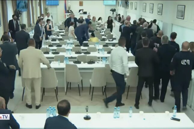 Paşinyan tərəfdarları ilə müxaliflər dalaşdı Paşinyan tərəfdarları ilə müxaliflər dalaşdı