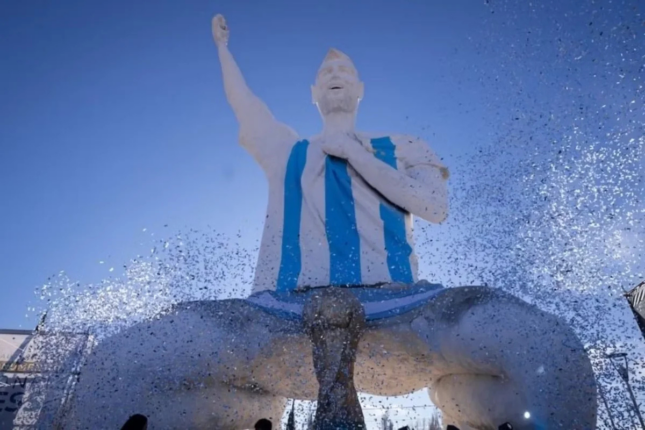Argentinada Messinin 26 metrlik heykəlinin açılışı oldu Argentinada Messinin 26 metrlik heykəlinin açılışı oldu