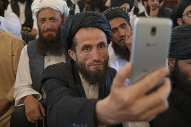 Əfqanıstan rəsmilərinə telefon qadağan edildi Əfqanıstan rəsmilərinə telefon qadağan edildi