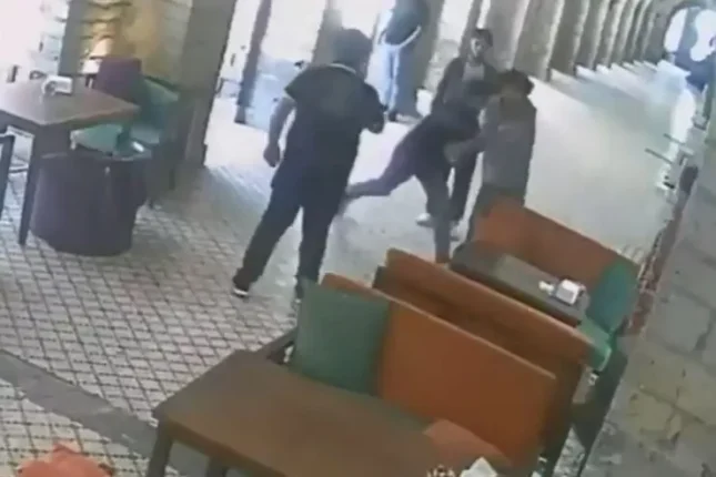 Bakıda sakini döyüb telefonunu əlindən aldılar: HADİSƏ ANI+ VİDEO Bakıda sakini döyüb telefonunu əlindən aldılar: HADİSƏ ANI+ VİDEO