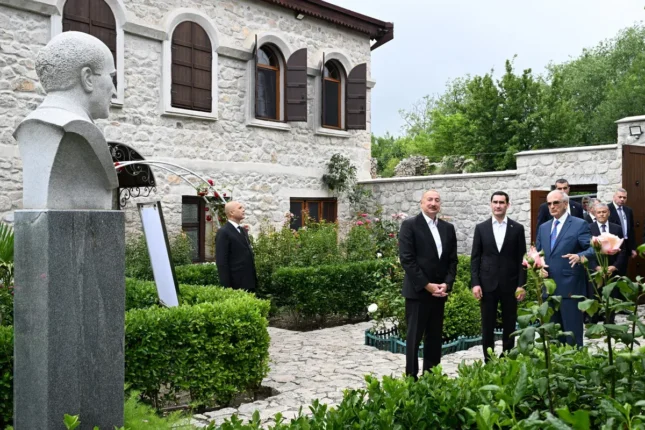 Prezidentlər Şuşada Bülbülün ev-muzeyində olublar Prezidentlər Şuşada Bülbülün ev-muzeyində olublar