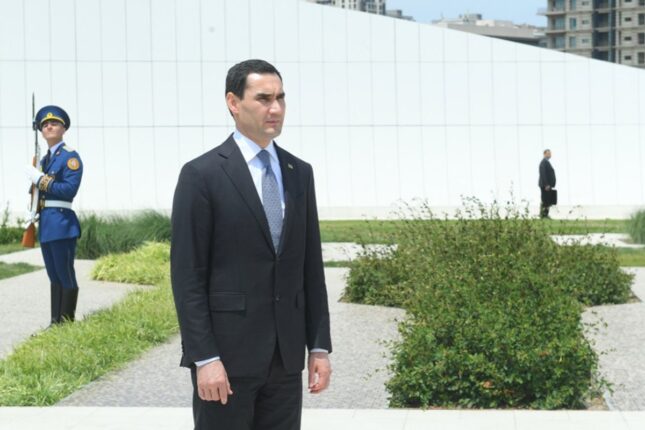 Türkmənistan Prezidenti Zəfər parkı və Fəxri xiyabanda – Fotolar Türkmənistan Prezidenti Zəfər parkı və Fəxri xiyabanda – Fotolar